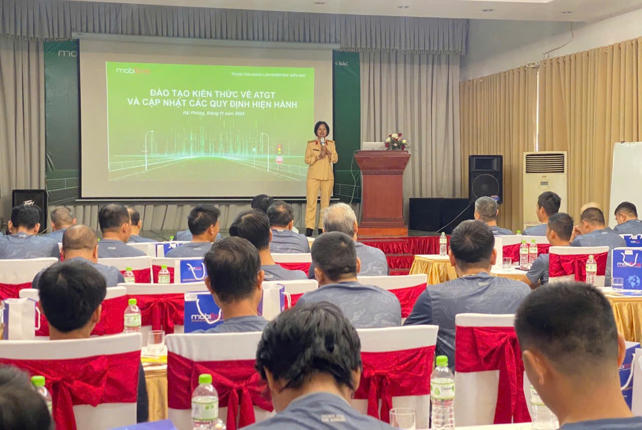 Phòng Cảnh sát giao thông tuyên truyền an toàn giao thông tại Trung tâm mạng lưới Mobifone miền Bắc